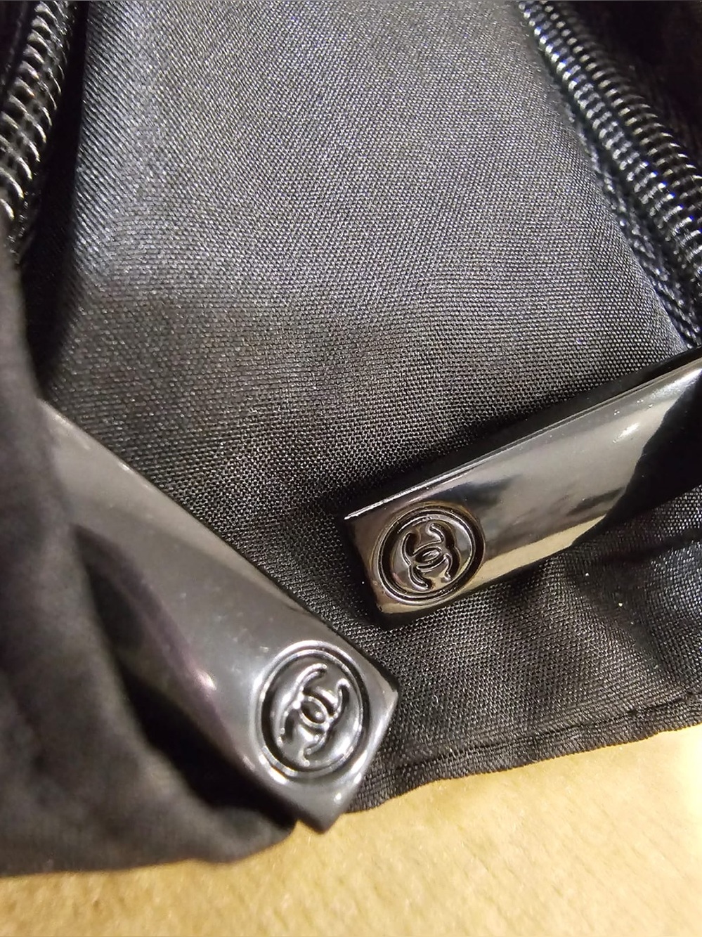 Authentic CHANEL Beauté puffy cosmetic/travel bag - Picture 3 of 10
